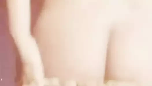 Hintli kız parmaklıyor