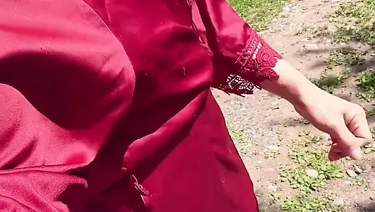 Üzüm ağacının Yanında Dışarıda Işemek