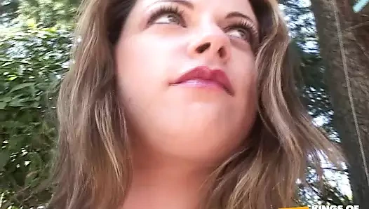 Adam sokakta bir kızı alıyor ve ıslak amını sert sikiyor