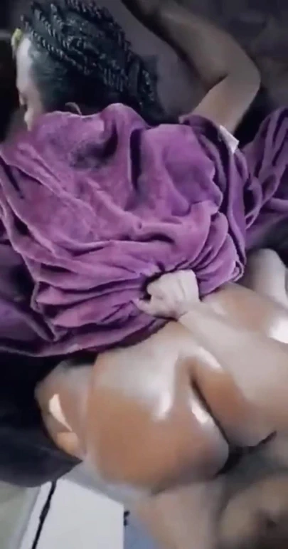 Büyük zenci domaltarak yüksek sesle çığlık atarak orgazm oluyor