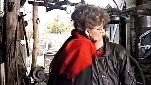 Gözlüklü Milf bazı adam et alır