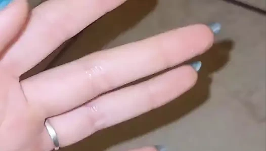 Azgın kızıl vibratörle kendini sikiyor