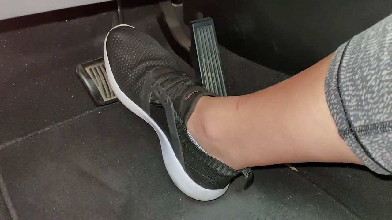 Ivys'in ayaklarıyla tenis ayakkabısı içinde pedal pompalıyor