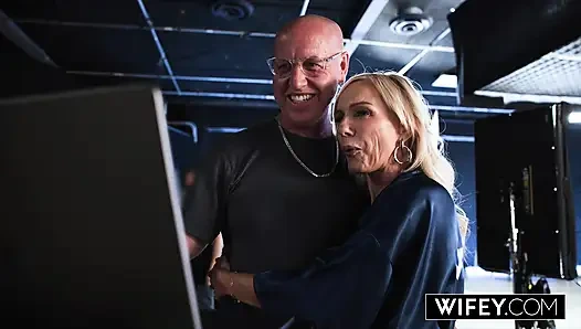 Evli sarışın orta yaşlı seksi kadın bella bare iki büyük iri güzel kadın tarafından sikiliyor ve kocası neşeleniyor