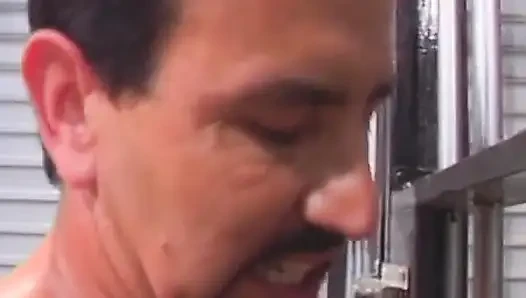 Kilitli Fransız hatun anal sikiliyor