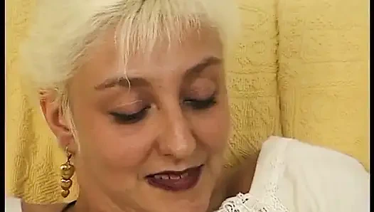 Sarışın olgun kaltak oyuncu seçmelerinde dildo kullanıyor