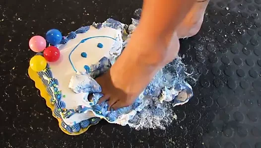 Doğum günü pastası ezme