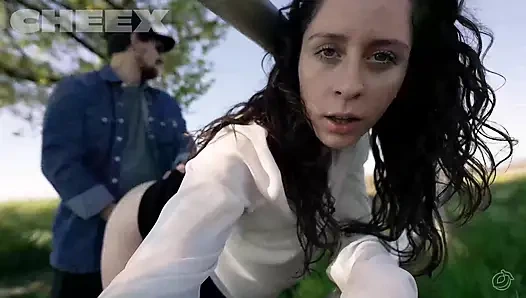 Yaramaz hatun sert sikişiyor sonra yüzüne boşaltıyor