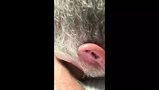 60 yaşındaki olgun kadın göt deliğini siktiriyor ve kocası tarafından genişletiliyor