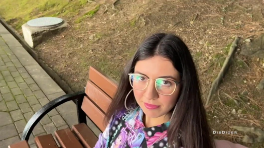 Sokakta bir tatlıyı yakaladım, onu becerdim ve gözlüklerini taktım