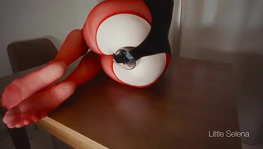 Kırmızı külotlu çorapla anal yumruk sokma