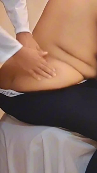 Üvey oğlum ağrılı vücuduma masaj yapmama yardım ediyor sonra göğüslerime dokunuyor ve vücuduma masaj yaparak arkamdan sikiyor | Klip 1