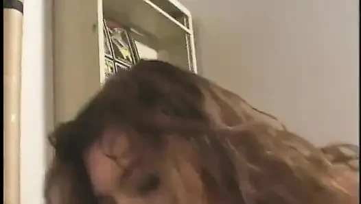 Adam rahatsız edici derecede şişman bir kaltağı büyük götüne sokuyor ve onu sikiyor