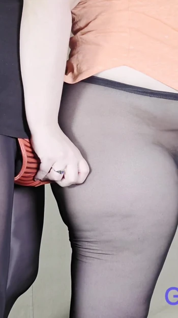 Захватывающий момент из "Мачехе трахнули пальцами киску после ношения просвечивающихся штанах перед пасынком"