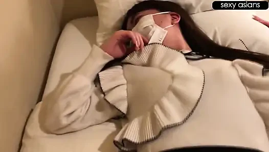Hizmetçi kafe gizli oyun. İnce güzellik kapalı kapılar ardında her kuralı çiğnerken masumca gülümsüyor.