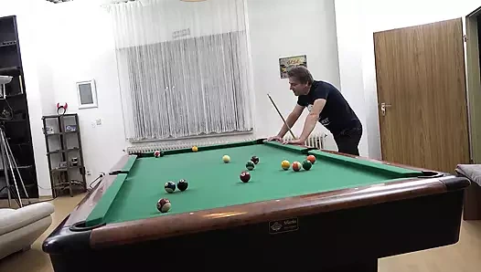 Dövmeli tenli şehvetli genç erkek avcısıyla üçlü seks