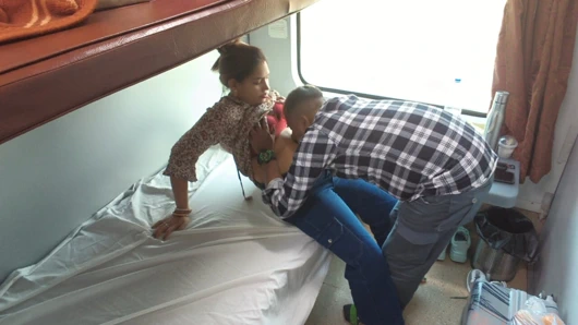 Ateşli desi çift tren yolculuğunun içinde sikişiyor tam çıplak seks videosu