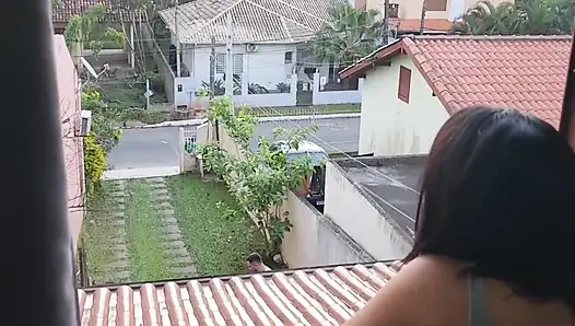 Bahçede çimleri biçerken ve benimle konuşurken kocamın arkadaşına verdim. bölüm 2