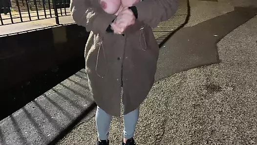 Sokaklara çakıp işemek için sigara teklif etti