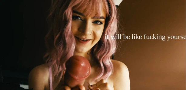 Kız erkek arkadaşının dildolarını test ediyor