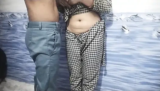 Hintli kız arkadaş banyoda sert sikişiyor