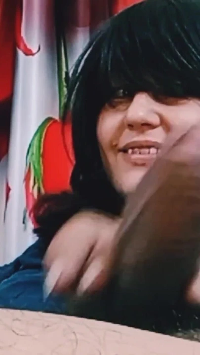 "Büyük memeli sürtük kız sevgilisine basit bir görünüm bahş ediyor" dan unutulmaz bir an