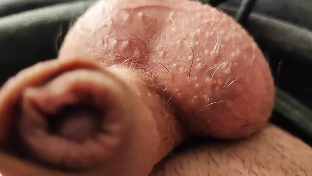 Sarkık penisle mastürbasyon