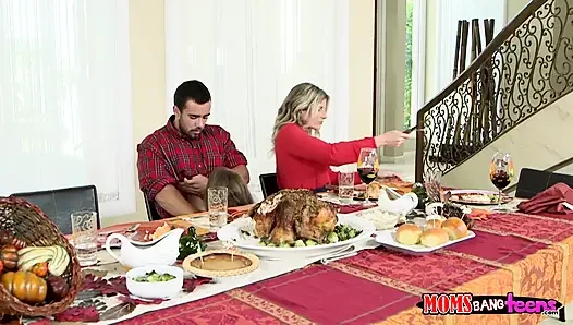 Anneler gençleri sikiyor - Sydney Cole üvey babası ve üvey annesinden sohbet ediyor