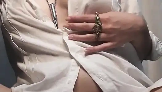 Doğal çizmeli ateşli esmer kadın ağzına boşalıyor