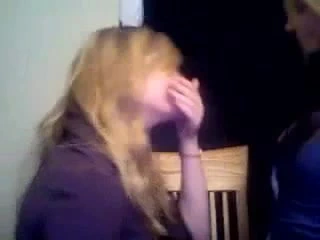 2 kızlar tutkulu öpücük üzerinde web kamerası