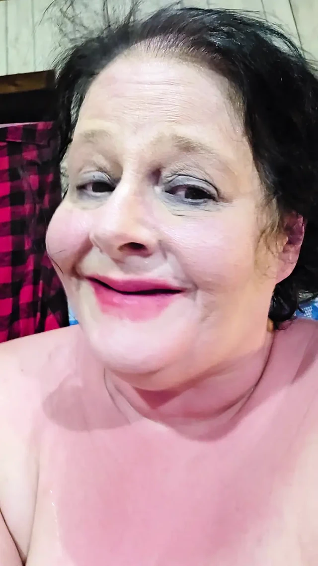 Hücre arkadaşı lezbiyen sikişiyor ta ki konjik yarağı ziyaret edene kadar onu üstte sikiyor