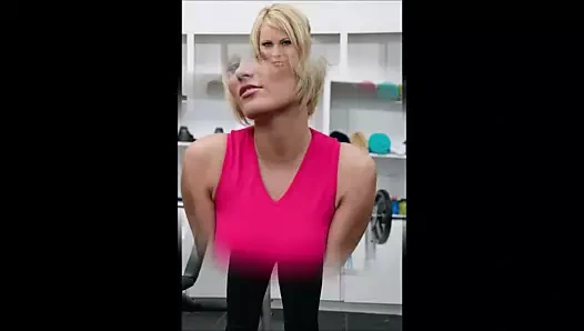 Mavi gözlü sarışın nake alırken büyük göğüslerini serbest bırakır