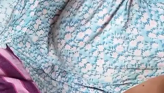 Sri Lankalı aktris Anne banyoda geceleri amcığı ve büyük doğal göğüsleriyle oynuyor