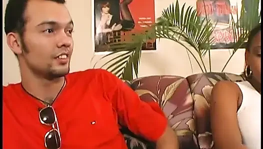 Hamile kadın iki erkeğin yarağını çok sevecen bir şekilde emiyor