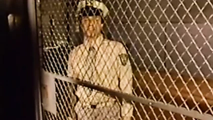 Parmaklıklar ardındaki kızlar