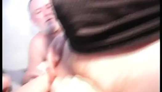 Şişman Alman kızıl saçlı kaltak iki azgın adamla alay ediyor