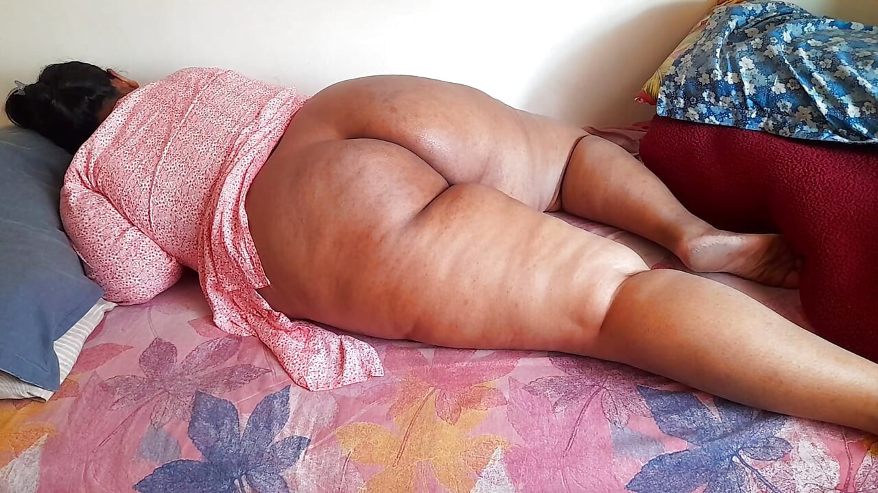 Kız kardeşimin kız arkadaşıyla tanışmak için pansiyona gidiyorum büyük götlü beni baştan çıkarıyorum sonra götünü parçalıyorum ve bir şey veriyorum