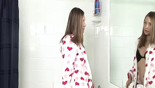 Crissy Varner banyo yapıyor ve senin için amını tıraş ediyor