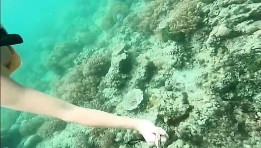 Şnorkelle sikiş sürtük: sıkı bikini, dalış maskesi ve sualtı yüzgeci azdırma