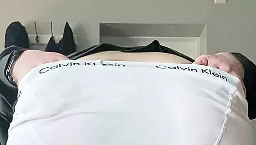 Sonunda bir gün sonra 4.5 inçlik fişi dışarı itiyor