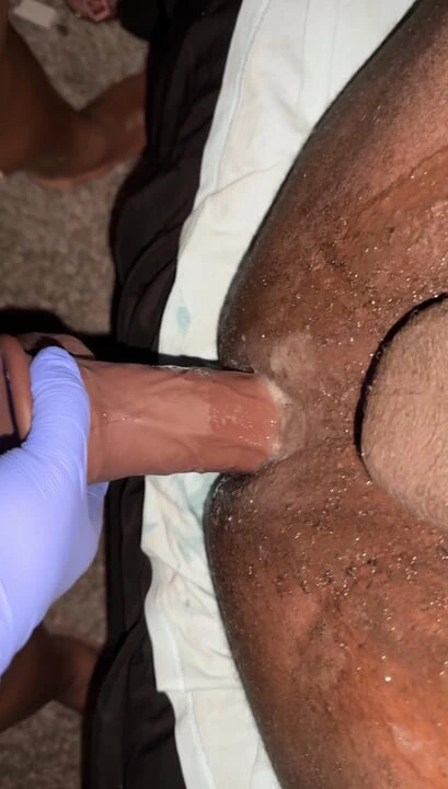 Evli kadın kocasının içine 12 inçlik dildo dolduruyor