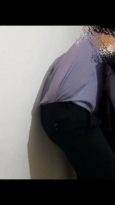 Ateşli bir ofis çalışanı fışkırtma karşılığında sapık patronundan terfi almak için götünü, göğüslerini ve amını kullanıyor. | Klip 1