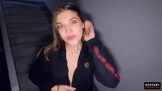 Anne babamız evdeyken merdivende sevişiyoruz