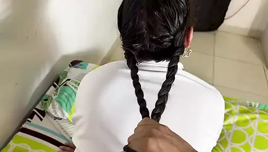 Üvey kızımın büyük götü okul üniformasıyla beni baştan çıkarıyor ve ağzına büyük bir boşalma alıyor