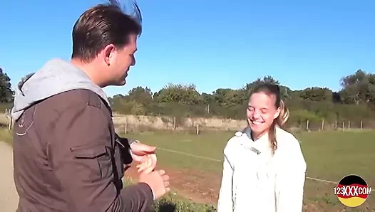 Yaraklı adam her zaman sikişme havasında olan Alman kızı alıyor