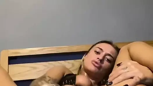 Azgın İskoç dövmeli genç kız bakire götünü sikmeyi seviyor