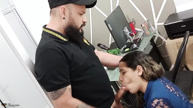 Patronum beni mastürbasyon yaparken yakaladıktan sonra ona oral seks yapmamı istiyor - İspanyolca porno