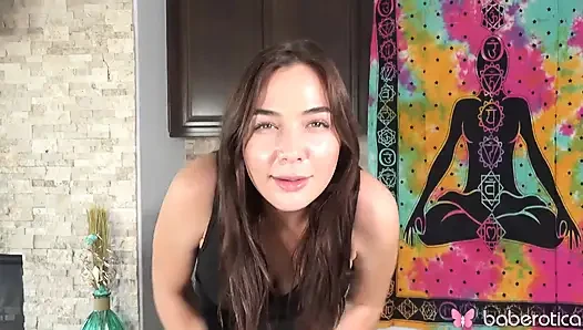 Blair Williams özel bir video çekiyor ve birden fazla kez boşalmak için vibratörünü kullanıyor