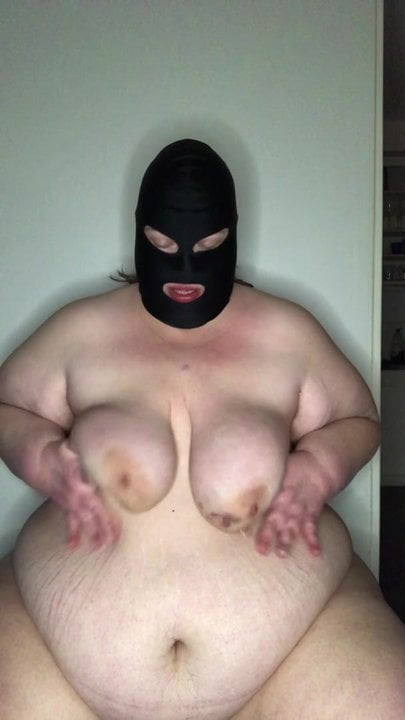 Amateurfattysub iri güzel kadın büyük memelerini emiyor