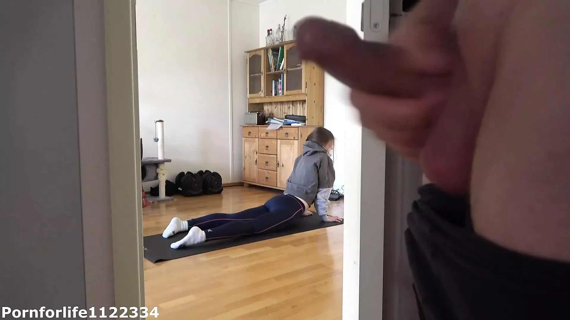 Üvey kardeşimin nasıl yoga yaptığını ve mastürbasyon yaptığını izlemeyi seviyorum